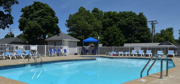 Lakeside Motor Lodge (Lakeside Motel) - Web Listing (newer photo)